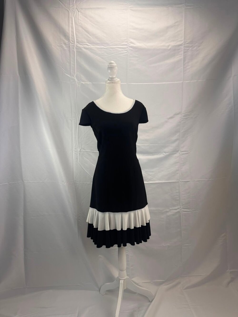FRANK LYMAN Black & White Ruffle Hem Dress – Size 8 - Picture 2 of 4